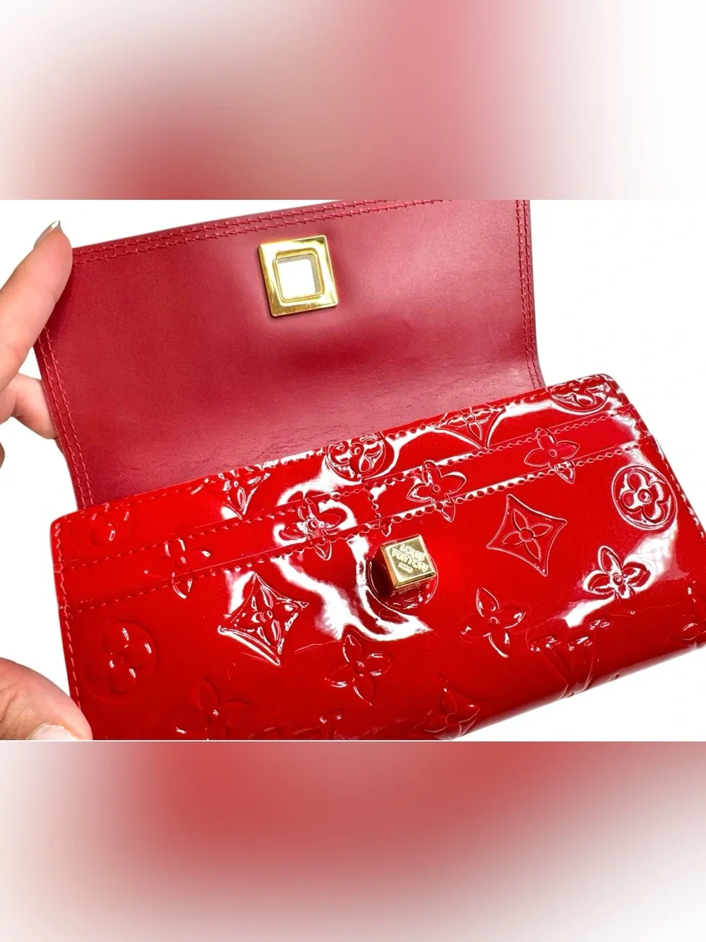 ✨🛍️ Louis Vuitton Red Vernis Sarah Noeud Wallet